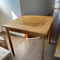 高さ70ｾﾝﾁ、テーブル面は75x75です