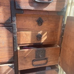 古いタンスの画像