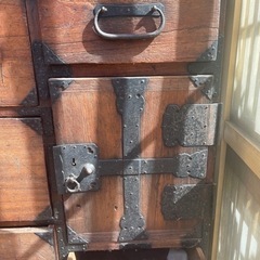 古いタンスの画像