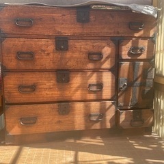 古いタンスの画像