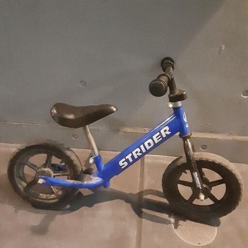 ストライダー幼児自転車青購入価格1万7千円のもの　ペダル付きも出品あります