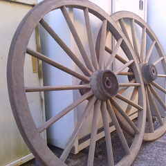 大型アンティーク車輪の画像