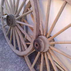 大型アンティーク車輪の画像