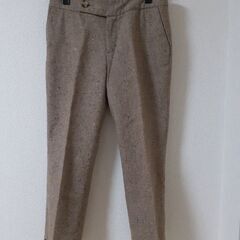 茶色パンツ