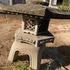 骨董品２　かなり古い石灯籠の中央部のみ（重いため）　六面体　彫刻　そのまま 骨董品2 かなり古い石灯籠の中央部のみ（重いため） 六面体