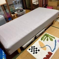 脚付きマットレス　ベッド　IKEA  差し上げます！ラックもご検...