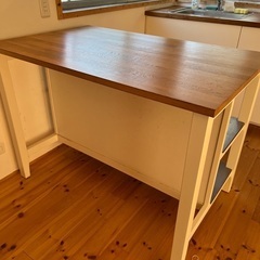 IKEAカウンターテーブルの画像