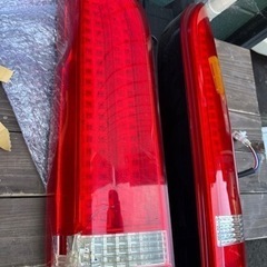 ハイエース200系テールランプ割れありの画像