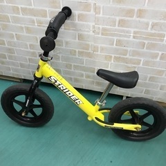 ストライダー　黄色　乗り物　バランスバイク