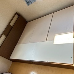 クイーンサイズベット　収納付き