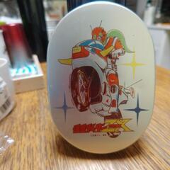 ドーナツの型と、仮面ライダーのお弁当箱の画像