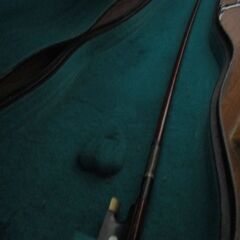 バイオリン、弓、バイオリンケースセット　インテリアの画像