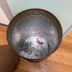引取り先決定【Salyu】アンティークブリキ缶スツールの画像