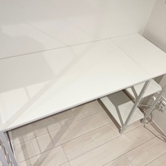 オールホワイトパソコンデスク可動棚付きの画像