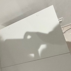 オールホワイトパソコンデスク可動棚付きの画像