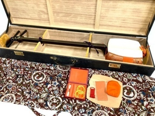 【SOLD OUT】高級仕様◆民謡 三味線◆紫檀 中棹 正寸 子持綾杉胴 皮破れなし 金細 二本溝