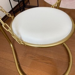 珍しいブランコみたいな椅子の画像