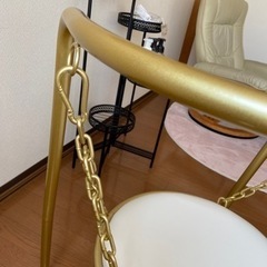 珍しいブランコみたいな椅子の画像