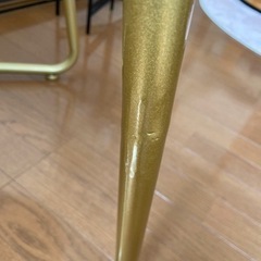 珍しいブランコみたいな椅子の画像