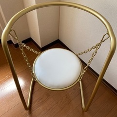 珍しいブランコみたいな椅子