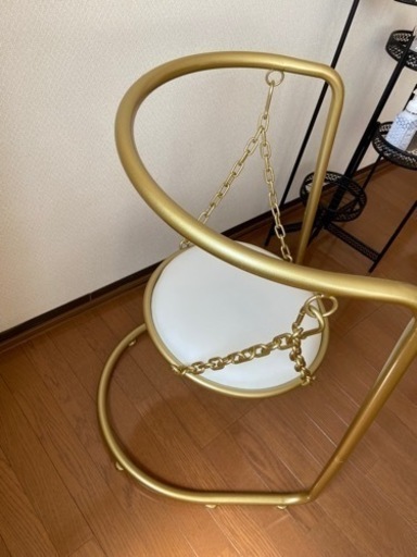 珍しいブランコみたいな椅子