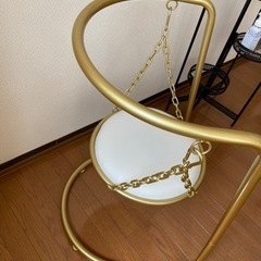珍しいブランコみたいな椅子の画像