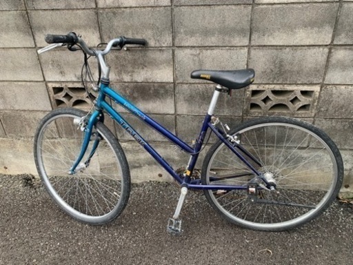 TREK クロスバイク 後輪パンク中