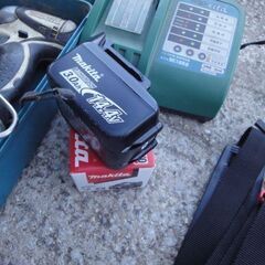 中古 マキタ　充電式草刈り機 MUR143UD　充電器付きの画像