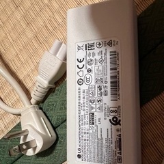 LG 32インチスピーカー付き4Kモニター(２つ)の画像