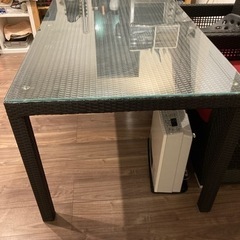 値下げしました。椅子４脚、ガラステーブルセット