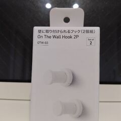壁を傷つけずに取り付けられるフック