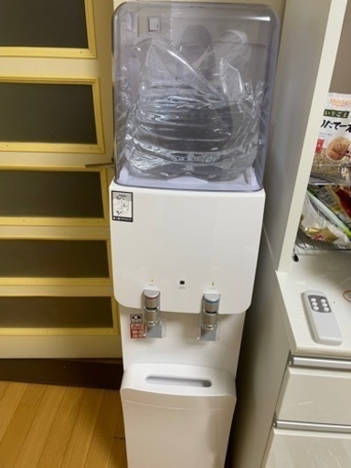 ウォーターサーバー美品水8本付き