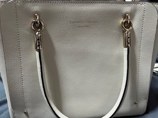 Samantha Thavasaのバック