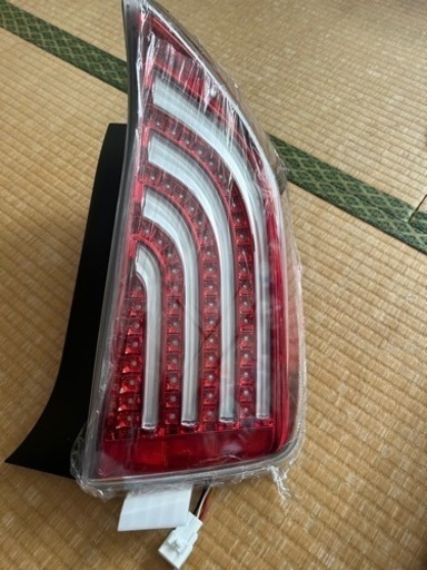 プリウス30テールランプ右だけ