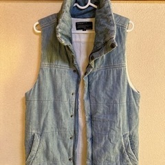 美品　デニム風ダウンベスト（HugHug)の画像