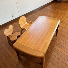 テーブルと椅子のセットの画像