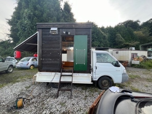　キッチンカー　外部電源有れば即使用可能 照明、冷蔵庫、換気扇、流し、TV完備　椅子6脚付き　日産バネット　5MT 移動販売　焼き鳥