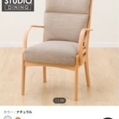 机、椅子二つの画像