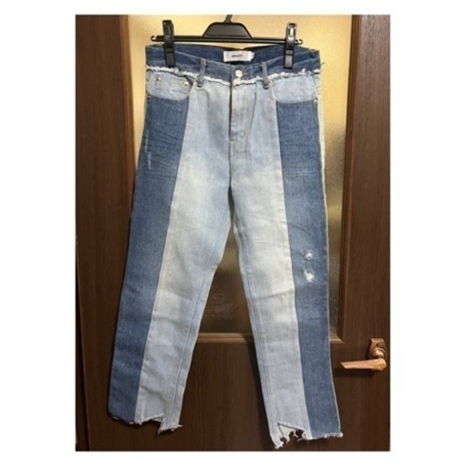 ダメージデニムパンツ