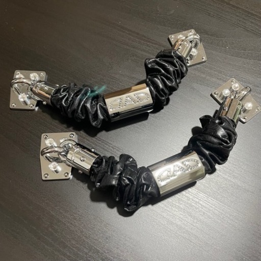 ⭐️希少・生産終了商品⭐️  ✴︎D.A.Dギャルソン✴︎アシストグリップ モノグラムレザー 2個 【SB077】     ◆メーカー　ギャルソンプロダクト ◇ブランド　D.A.D ギャルソン ◆ 型番　　　SB077-09 ◇ 定価　　　12,100円/個 (税込) ◆ サイズ　　 ◇ 素材　　　 ◆ カラー　　ブラック×ブラックダイヤ ◇付属品　　専用保存箱、取付パーツ多数(完品)
