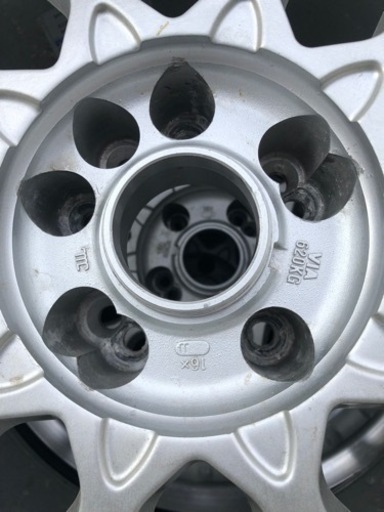 スポーツ車のアルミホイル