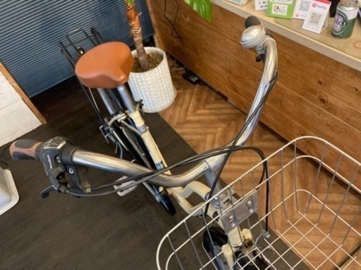 取引き中【前後タイヤ・後輪チューブ新品！】LEDオートライト　6段変速　26インチ自転車　クリーム