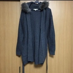 【未使用】ユニクロ　ロングニットガウン　ファー　フード付き ニットカーディガンの画像