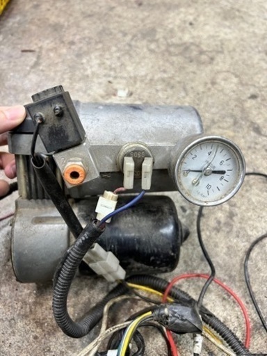 エアロッカー　コンプレッサー　24V