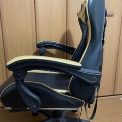 マッサージャー付きゲーミングチェア 
