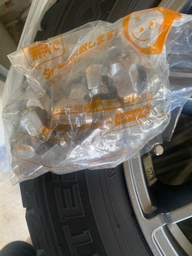車のパーツ タイヤ、ホイール、スタッドレス