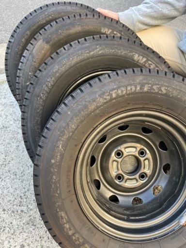 2022年製　ブリヂストン　スタッドレスタイヤ4本セット　ホイール付き　 W300 145/80R12 80/78N