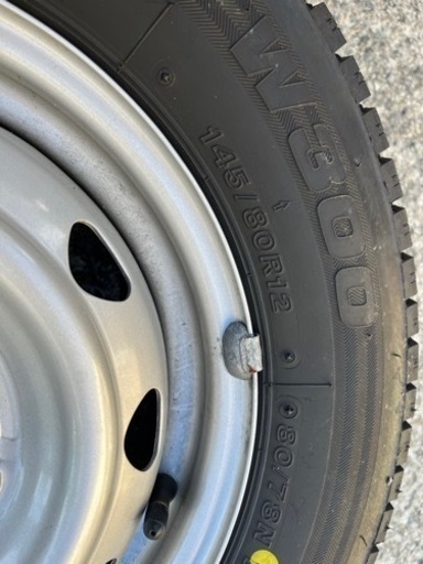 2022年製　ブリヂストン　スタッドレスタイヤ4本セット　ホイール付き　 W300 145/80R12 80/78N