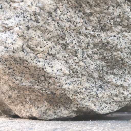 石臼（高さ約40cm）