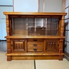 木目のサイドボードです。